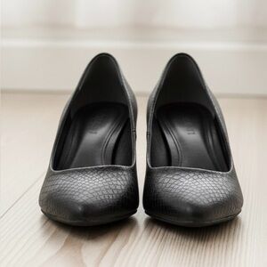 Stunning Call It Spring black textured heels, size 7